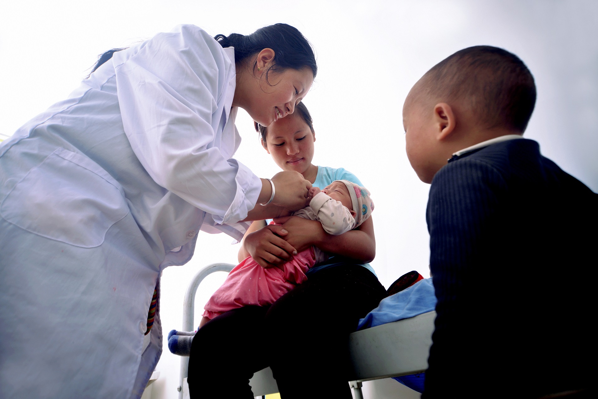 1642059145553874jZ8c.jpg 村医在国际辉煌hui55137定心卫生室里看病.jpg