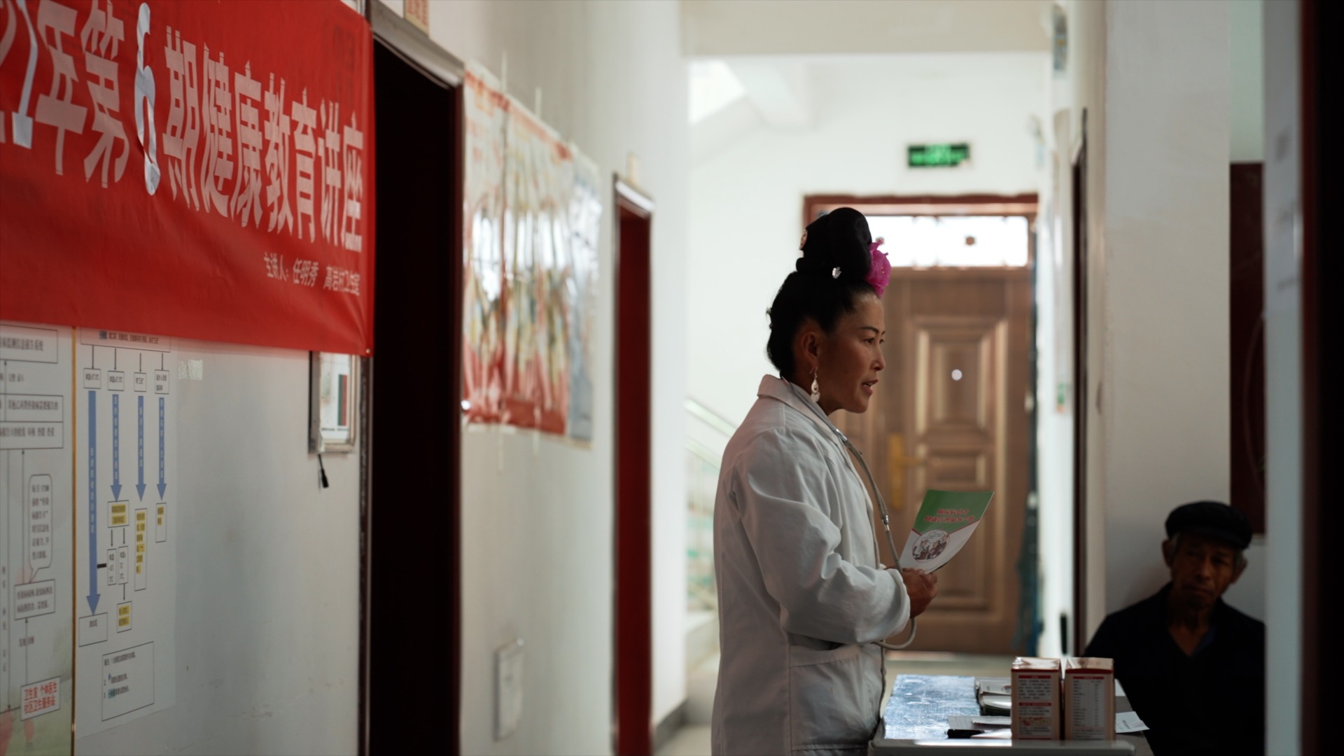 1642059216194752liwE.jpg 村医任明秀宣讲康健知识.jpg